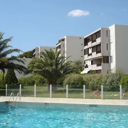 Superbe Piscine, Tennis, Vue Et Decore Avec Gout