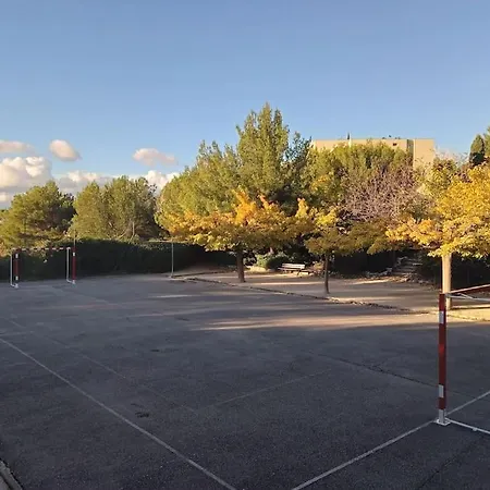 Superbe Piscine, Tennis, Vue Et Decore Avec Gout Cassis