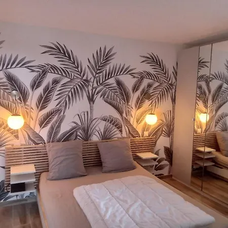 Superbe Piscine, Tennis, Vue Et Decore Avec Gout